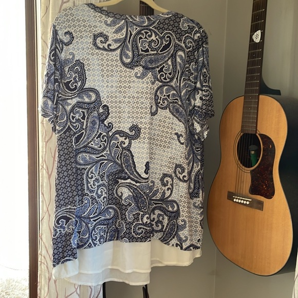 2X Short-Sleeve Blue Paisley Top with Sheer layer at bottom for extra length - Picture 4 of 4